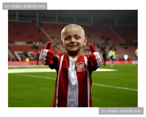 特写：温情一幕，斯特拉斯堡球员进球后展示祝福患病小球迷的T恤
