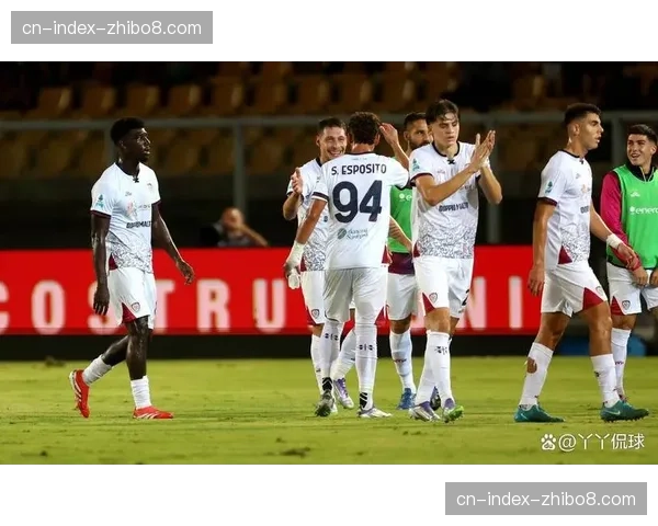 卡利亚里主场球迷在球队打出快速反击时,发出巨大声浪